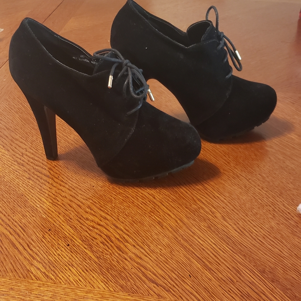 Dollhouse Black suede 4.5in heels size 8.5